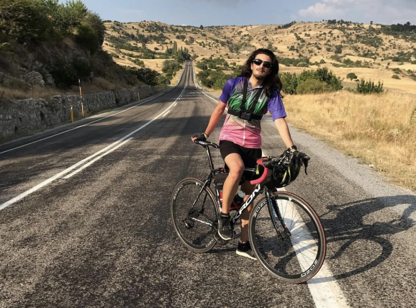 Kim Bu Bisikletçi Çocuk ?