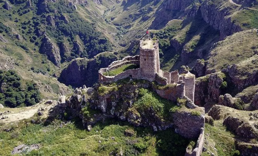 Orta Çağdan Kalma Şeytan Kalesi